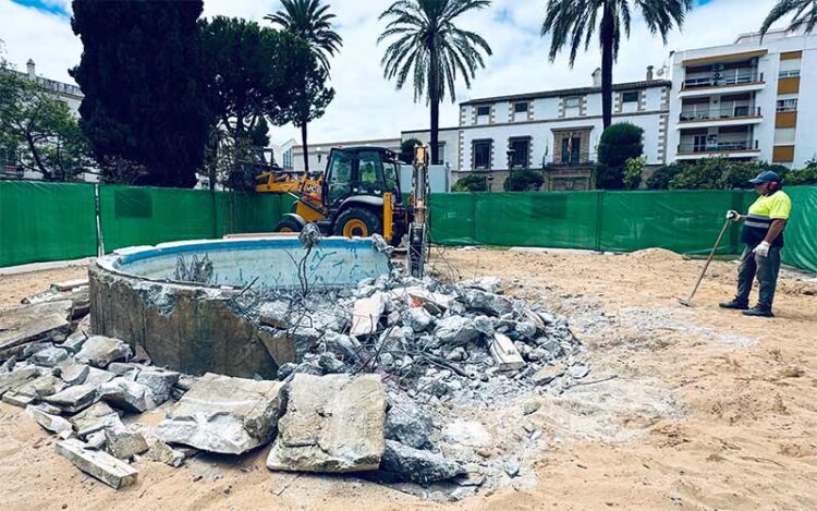 La actuación ha comenzado con la demolición de la antigua fuente / FOTO: Ayto.