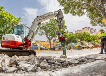 Habilitando un nuevo carril bici en Cayetano Roldán / FOTO: Ayto.