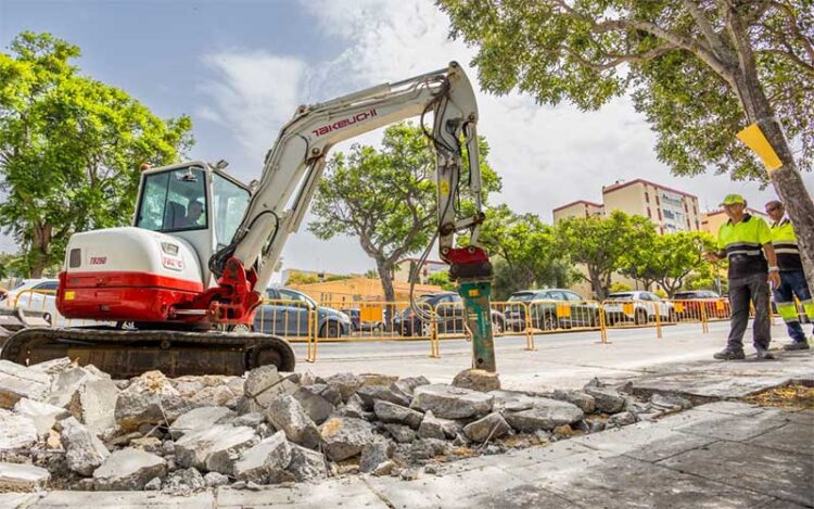 Habilitando un nuevo carril bici en Cayetano Roldán / FOTO: Ayto.