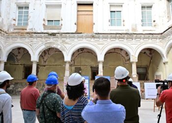 Atendiendo la rueda de prensa en el antiguo claustro / FOTO: Eulogio García