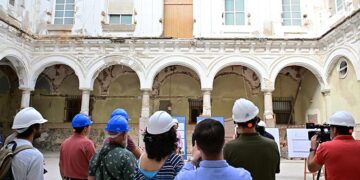 Atendiendo la rueda de prensa en el antiguo claustro / FOTO: Eulogio García