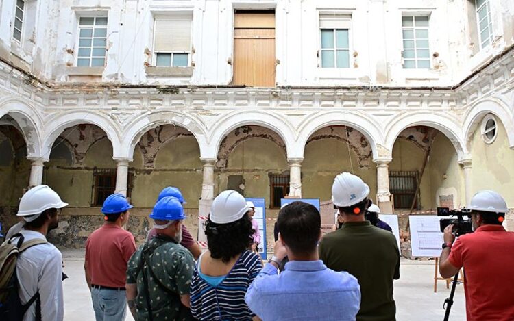 Atendiendo la rueda de prensa en el antiguo claustro / FOTO: Eulogio García