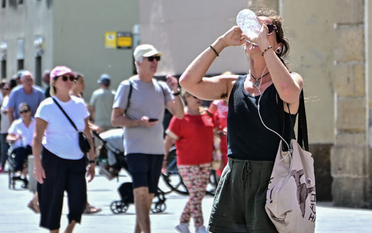 Agua, mucha agua, para combatir el calor / FOTO: Eulogio García