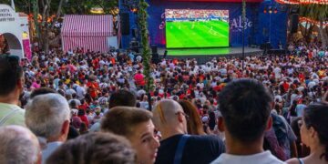 Siguiendo la semifinal en la feria de La Isla / FOTO: Ayto.