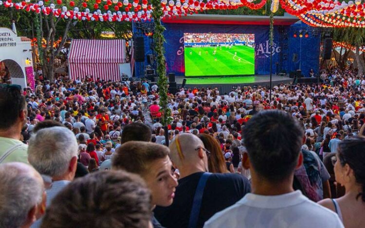 Siguiendo la semifinal en la feria de La Isla / FOTO: Ayto.