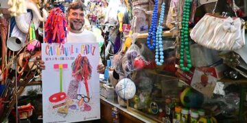Baena posando con el cartel dentro de El Millonario / FOTO: Eulogio García