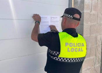 Agente precintando una parcela ilegal / FOTO: Ayto.
