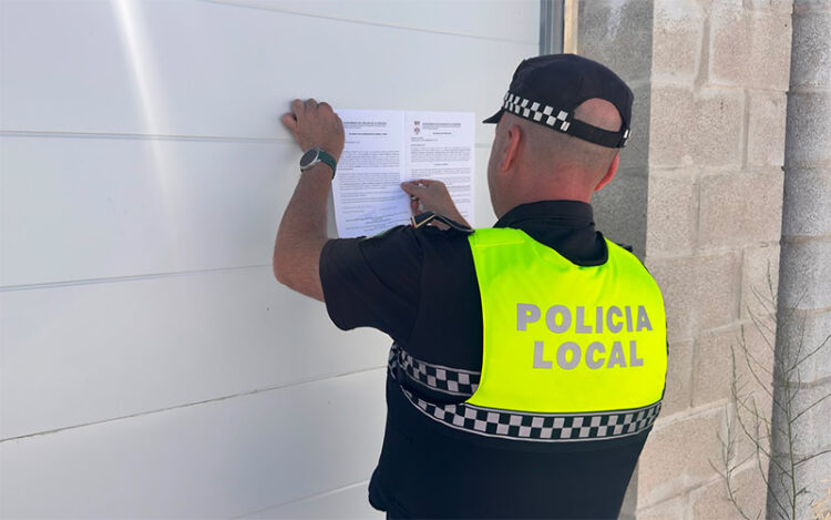 Agente precintando una parcela ilegal / FOTO: Ayto.