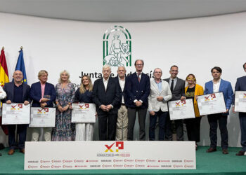 Foto de familia con premiados e instituciones / FOTO: Cámara Cádiz