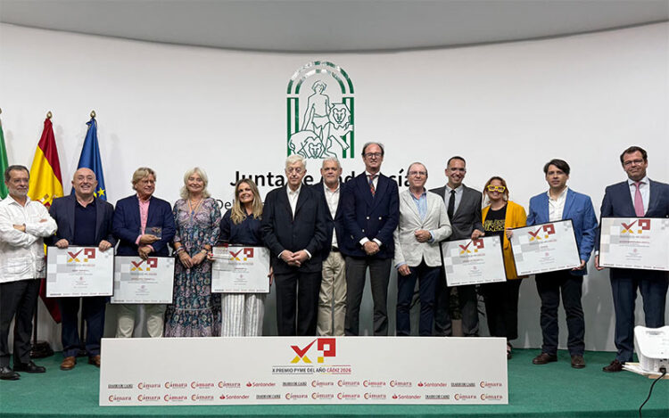Foto de familia con premiados e instituciones / FOTO: Cámara Cádiz