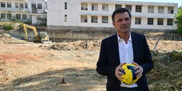 El alcalde posando en el solar tras la primera piedra / FOTO: Eulogio García