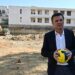 El alcalde posando en el solar tras la primera piedra / FOTO: Eulogio García