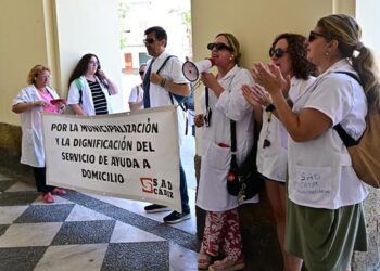 La enésima concentración a las puertas del Ayuntamiento / FOTO: Eulogio García