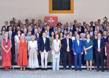 Posado protocolario del encuentro junto a la reina / FOTO: Casa Real