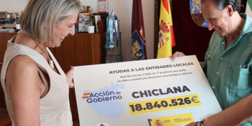 Martínez Rico y Román sostienen el simbólico cheque de las ayudas / FOTO: Ayto.