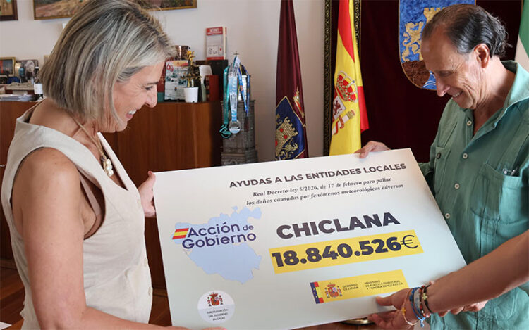 Martínez Rico y Román sostienen el simbólico cheque de las ayudas / FOTO: Ayto.