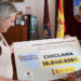 Martínez Rico y Román sostienen el simbólico cheque de las ayudas / FOTO: Ayto.