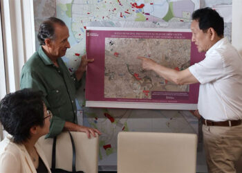 Román charla en su despacho con representantes de la firma china / FOTO: Ayto.
