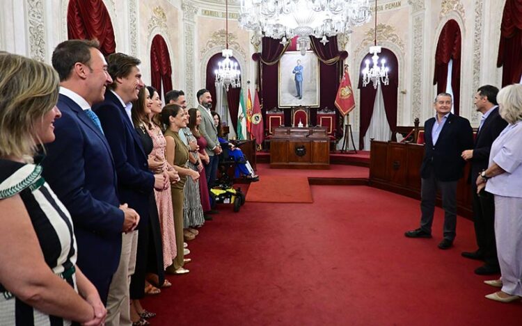 Sanz 'pasa revista' a los concejales del PP / FOTO: Eulogio García