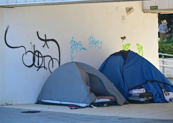 Acampados bajo la pérgola de Santa Bárbara / FOTO: Eulogio García