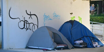 Acampados bajo la pérgola de Santa Bárbara / FOTO: Eulogio García