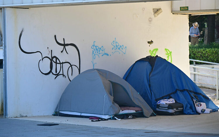 Acampados bajo la pérgola de Santa Bárbara / FOTO: Eulogio García