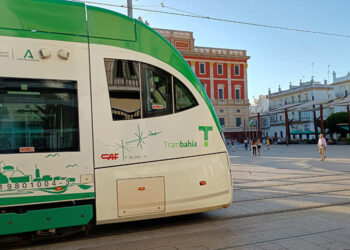 Circulando por la emblemática plaza del Rey de La Isla / FOTO: DBC