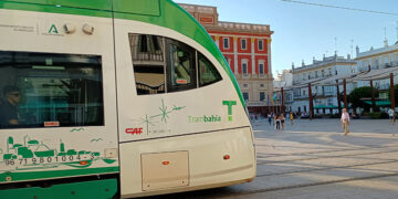 Circulando por la emblemática plaza del Rey de La Isla / FOTO: DBC