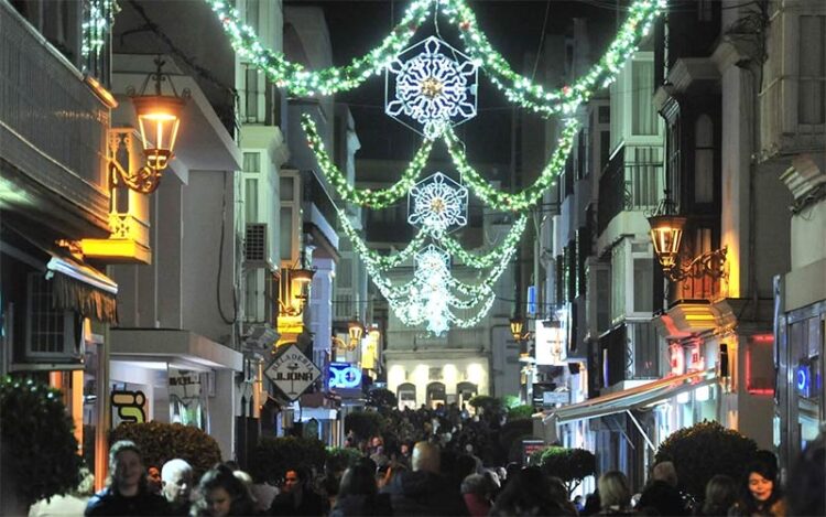 Alumbrado navideño en la calle Rosario hace unos años / FOTO: Ayto.