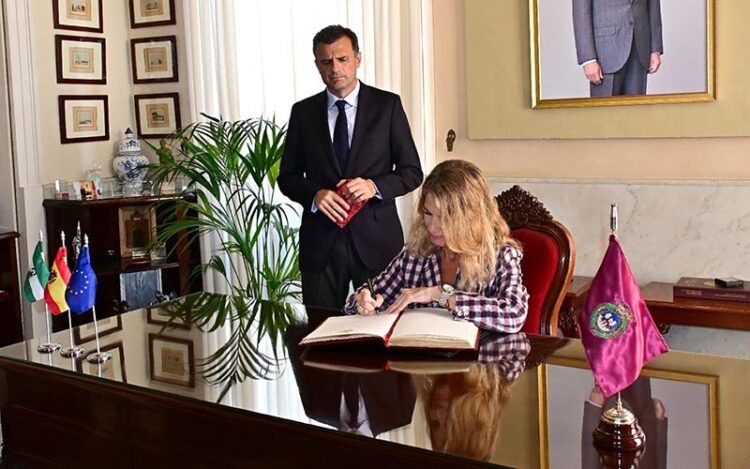 Firmando en el Libro de Honor del Ayuntamiento / FOTO: Eulogio García