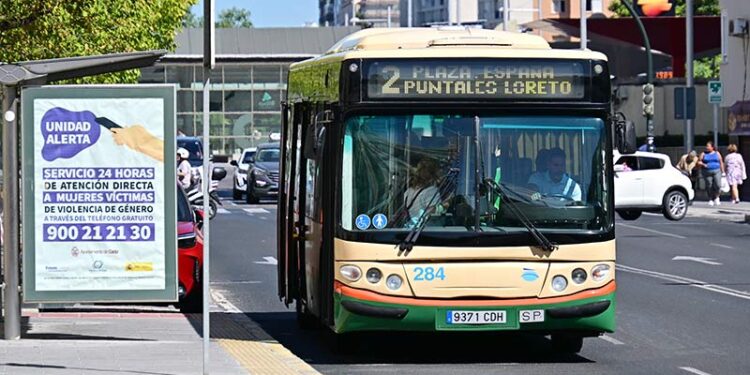 La línea 2 pasando por la avenida de la Sanidad Pública / FOTO: Eulogio García