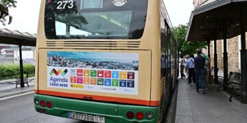 Subiendo al bus en la plaza de España / FOTO: Eulogio García