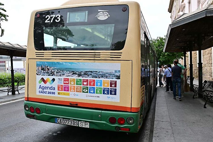 Subiendo al bus en la plaza de España / FOTO: Eulogio García