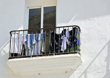¿Balcón de un piso turístico o una vivienda residencial? / FOTO: Eulogio García