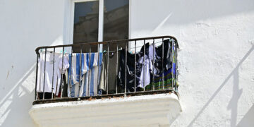 ¿Balcón de un piso turístico o una vivienda residencial? / FOTO: Eulogio García