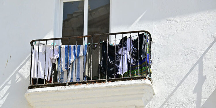 ¿Balcón de un piso turístico o una vivienda residencial? / FOTO: Eulogio García