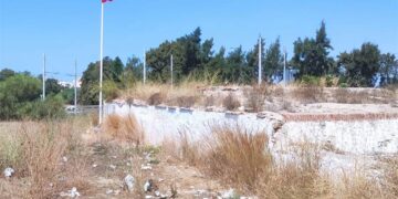 Basuras y yerbajos se acumulan en el histórico baluarte / FOTO: AxSí