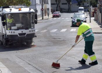 Barriendo en una barriada / FOTO: Ayto.