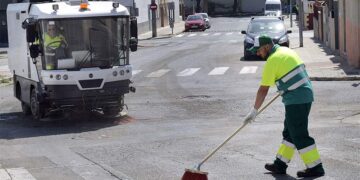 Barriendo en una barriada / FOTO: Ayto.