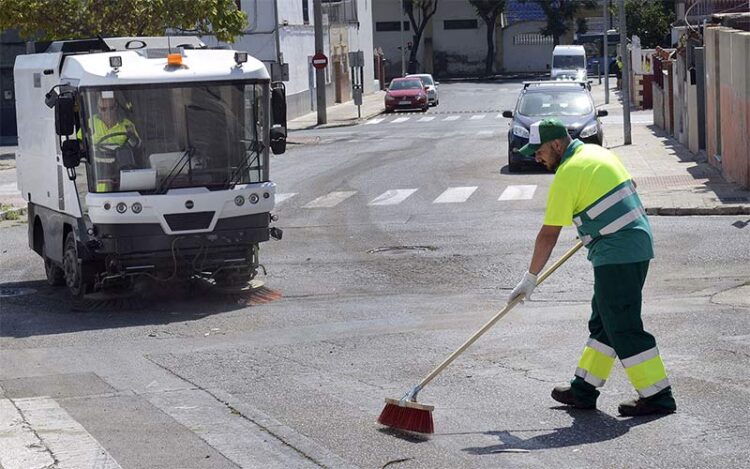 Barriendo en una barriada / FOTO: Ayto.