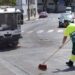 Barriendo en una barriada / FOTO: Ayto.