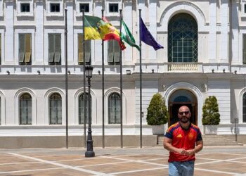 Posado del alcalde con su camiseta de España / FOTO: Ayto.