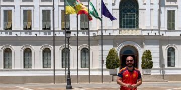 Posado del alcalde con su camiseta de España / FOTO: Ayto.