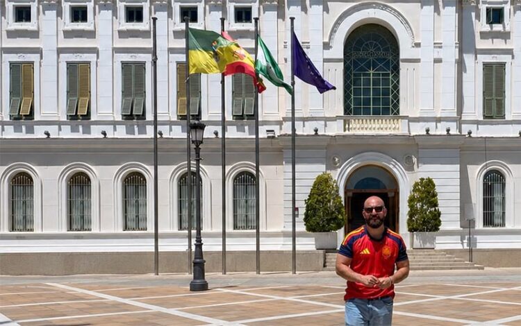 Posado del alcalde con su camiseta de España / FOTO: Ayto.