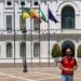 Posado del alcalde con su camiseta de España / FOTO: Ayto.