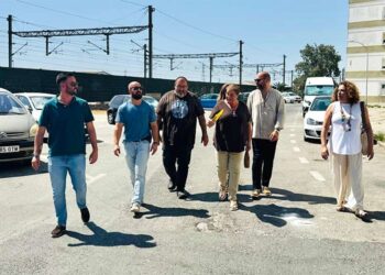 El alcalde junto a otros concejales y vecinos recorren el barrio / FOTO: Ayto.