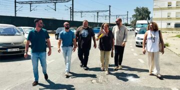 El alcalde junto a otros concejales y vecinos recorren el barrio / FOTO: Ayto.
