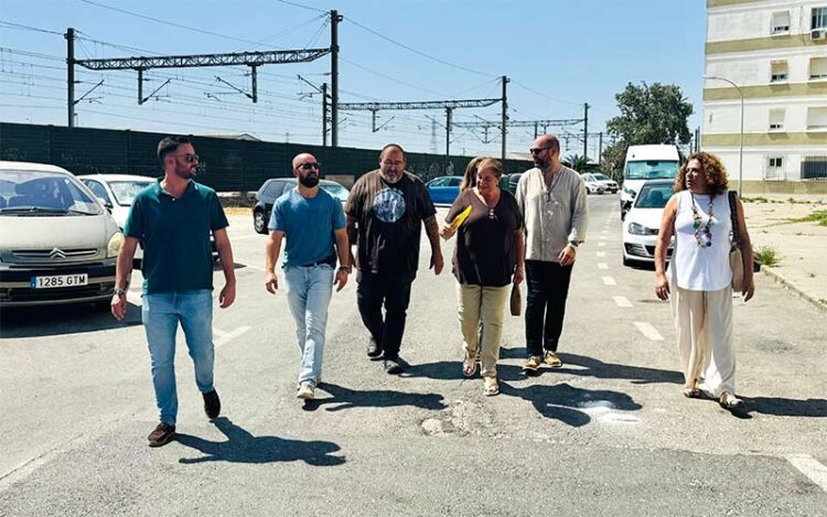 El alcalde junto a otros concejales y vecinos recorren el barrio / FOTO: Ayto.