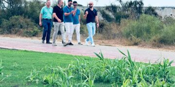 La comitiva del alcalde de paseo por el paseo / FOTO: Ayto.