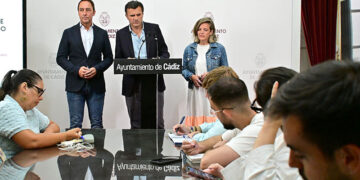 El alcalde compareciendo junto a Cossi y González / FOTO: Eulogio García